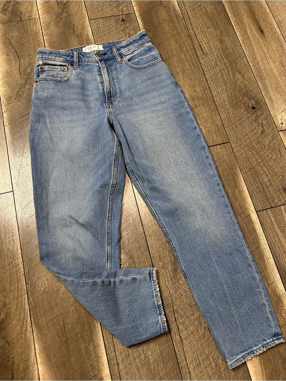 Abercrombie & Fitch Curve Love The Mom Hi Rise Jeans