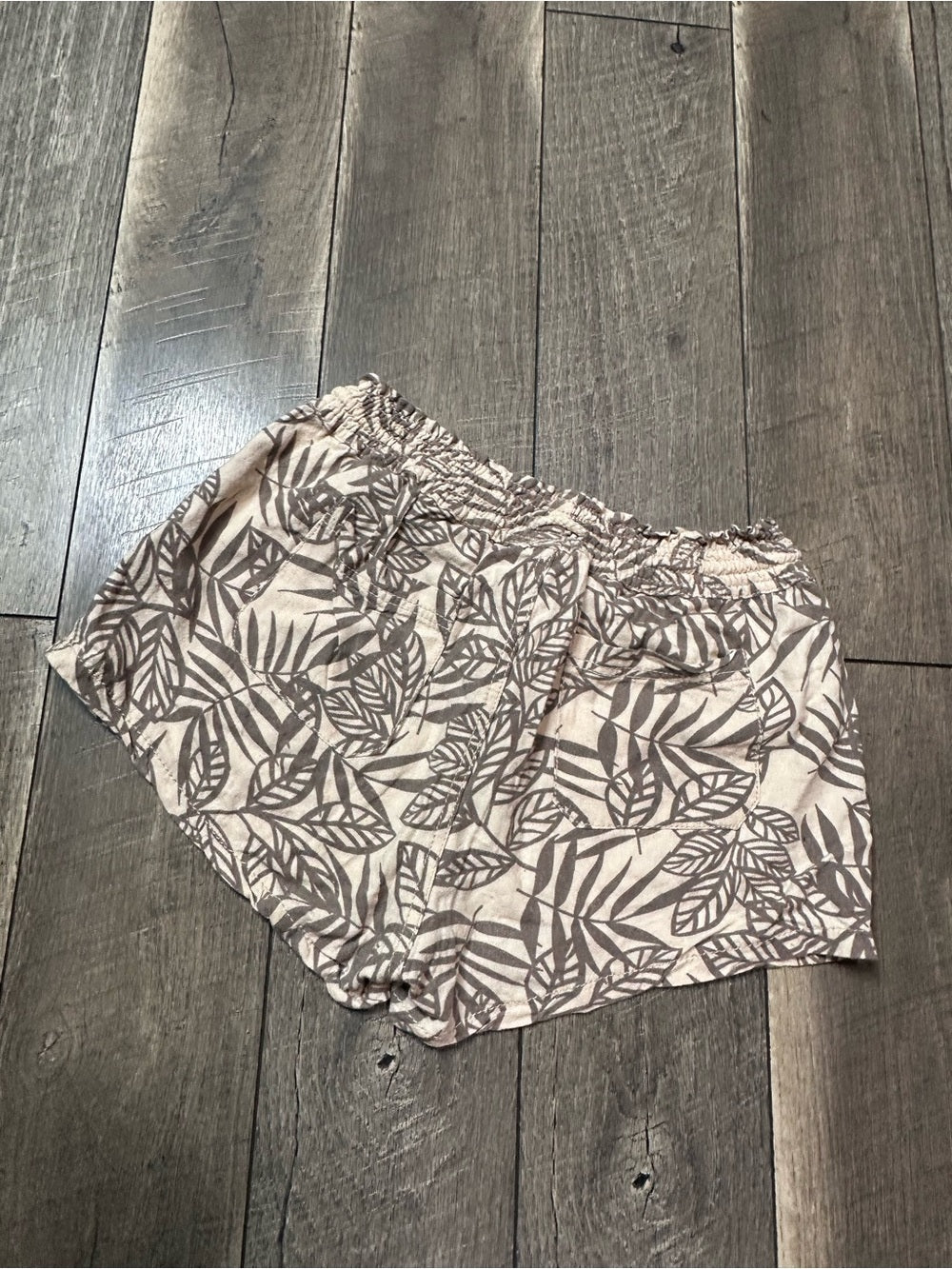 April Kiss Palm Leaves Shorts