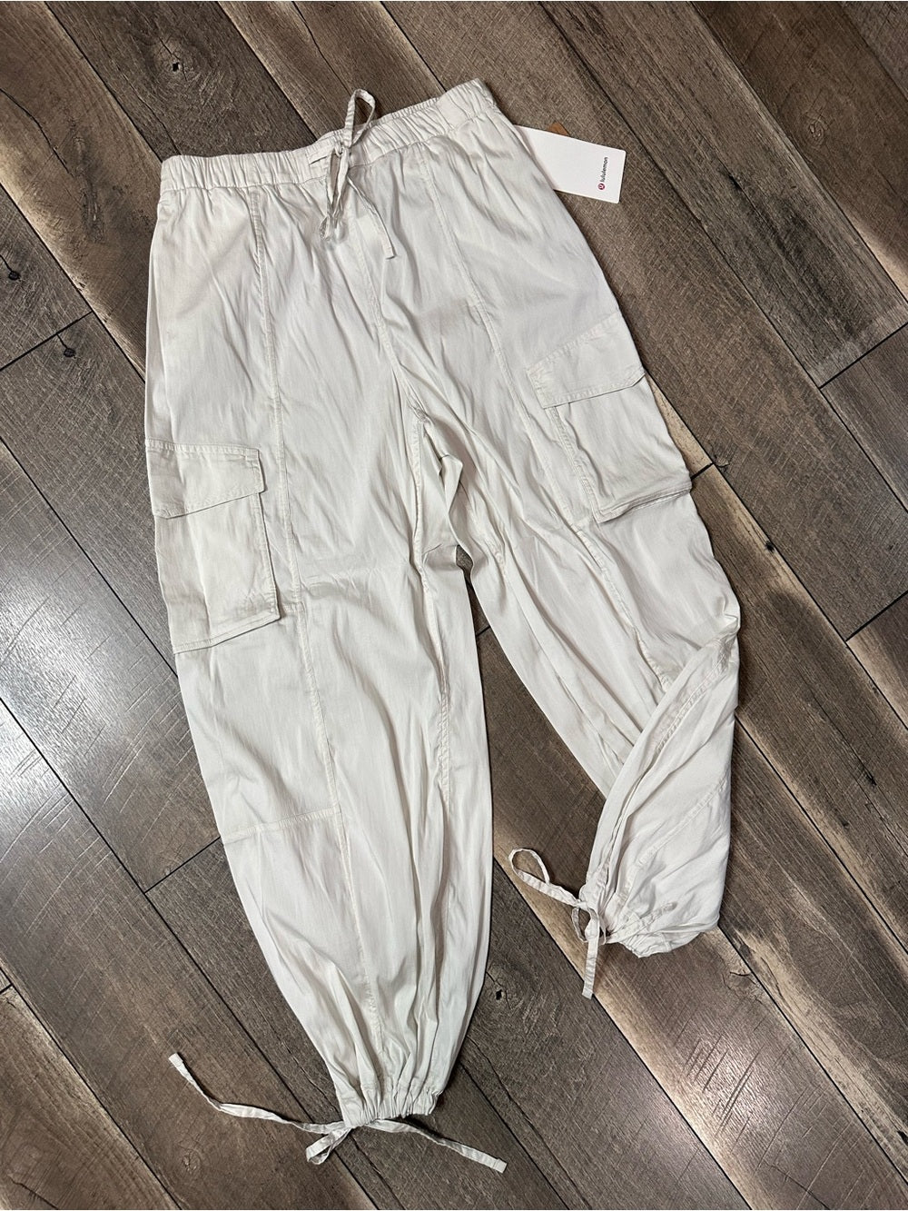 Lululemon Lightweight Adjustable Mid-Rise Cargo Pant
Bone