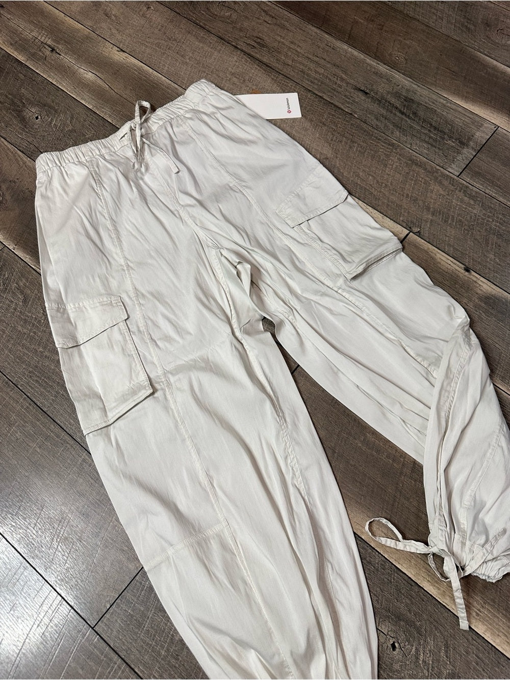 Lululemon Lightweight Adjustable Mid-Rise Cargo Pant
Bone