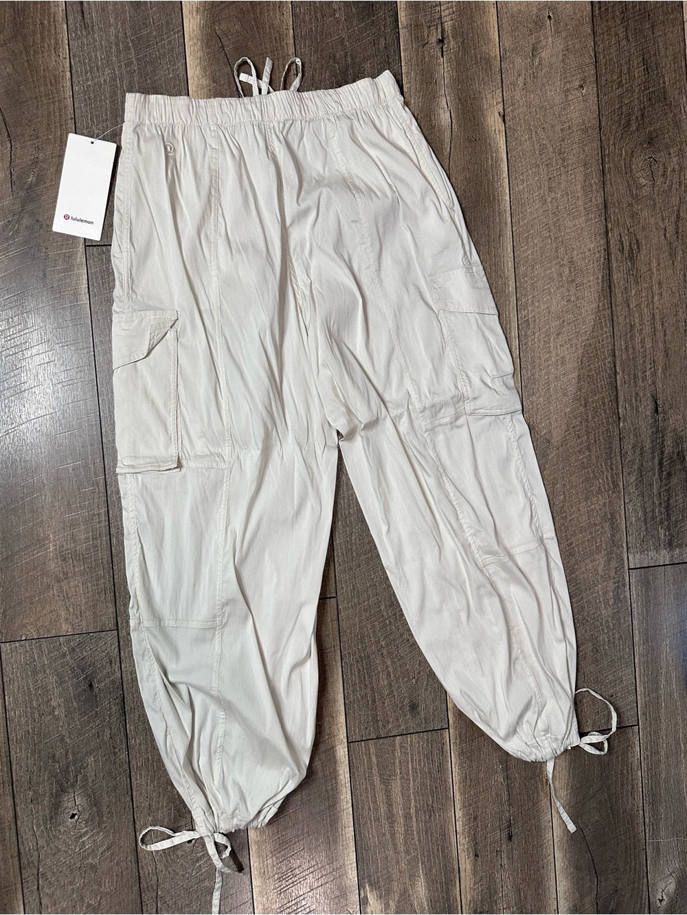 Lululemon Lightweight Adjustable Mid-Rise Cargo Pant
Bone