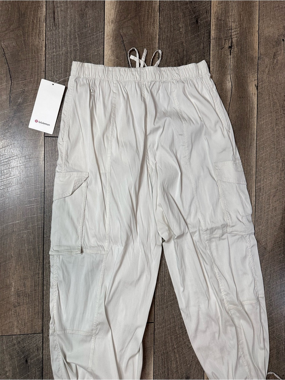Lululemon Lightweight Adjustable Mid-Rise Cargo Pant
Bone