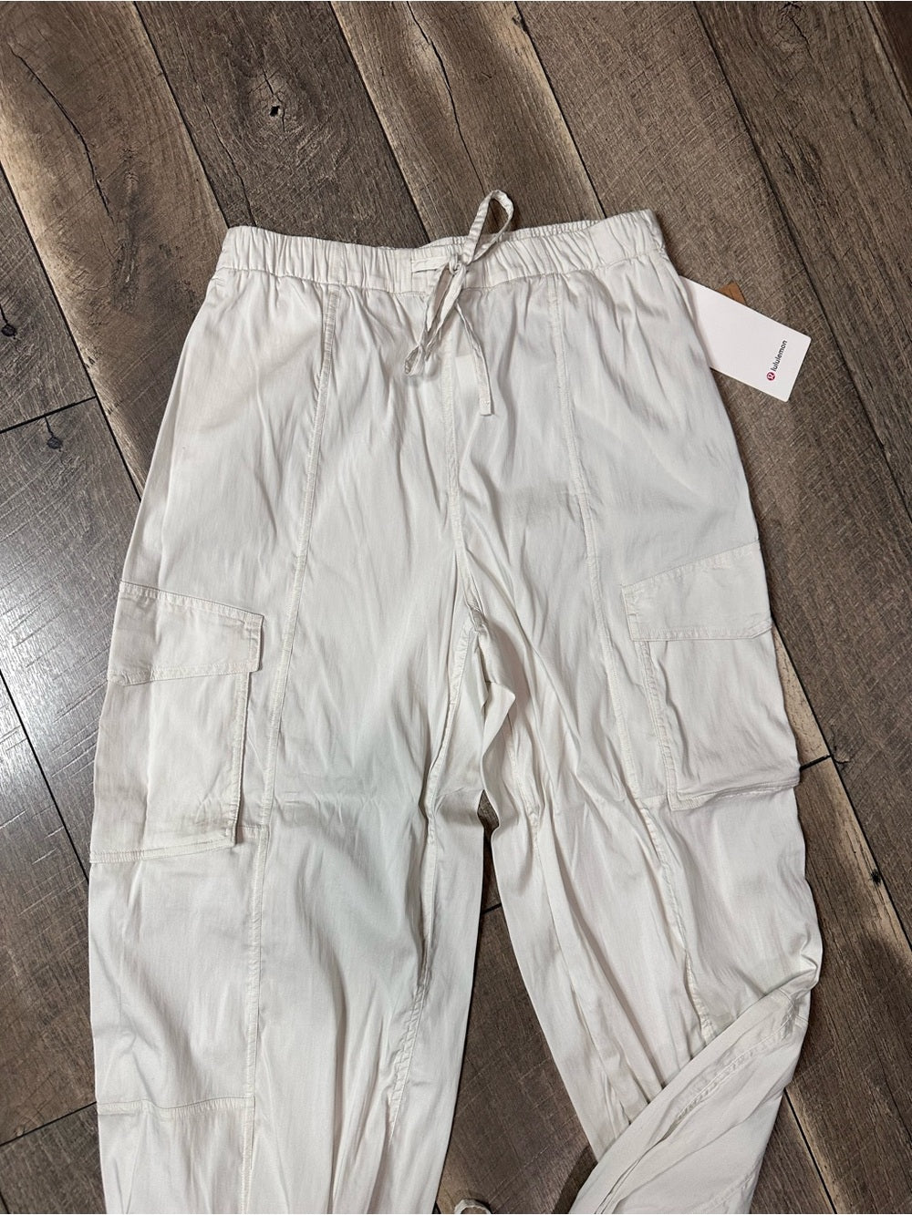 Lululemon Lightweight Adjustable Mid-Rise Cargo Pant
Bone