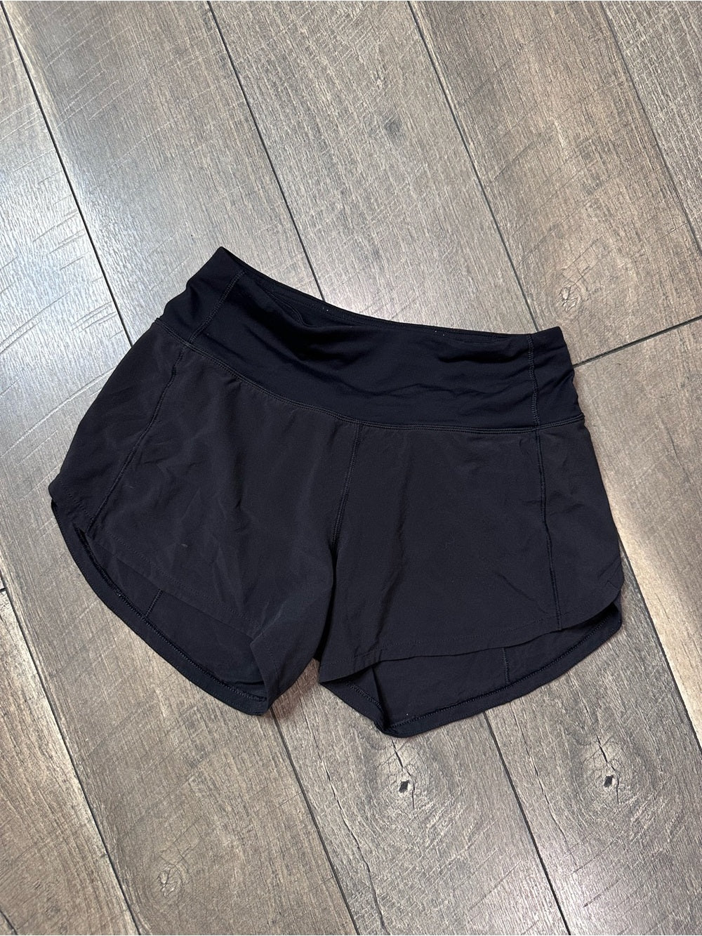 Lululemon Speed Up Mid-Rise Short 4"
Black