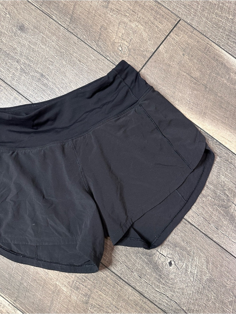 Lululemon Speed Up Mid-Rise Short 4"
Black