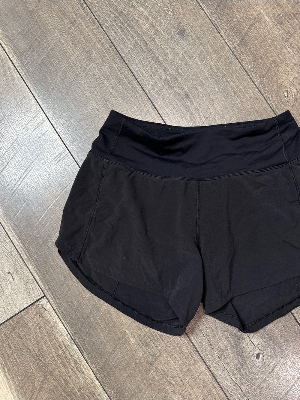 Lululemon Speed Up Mid-Rise Short 4"
Black