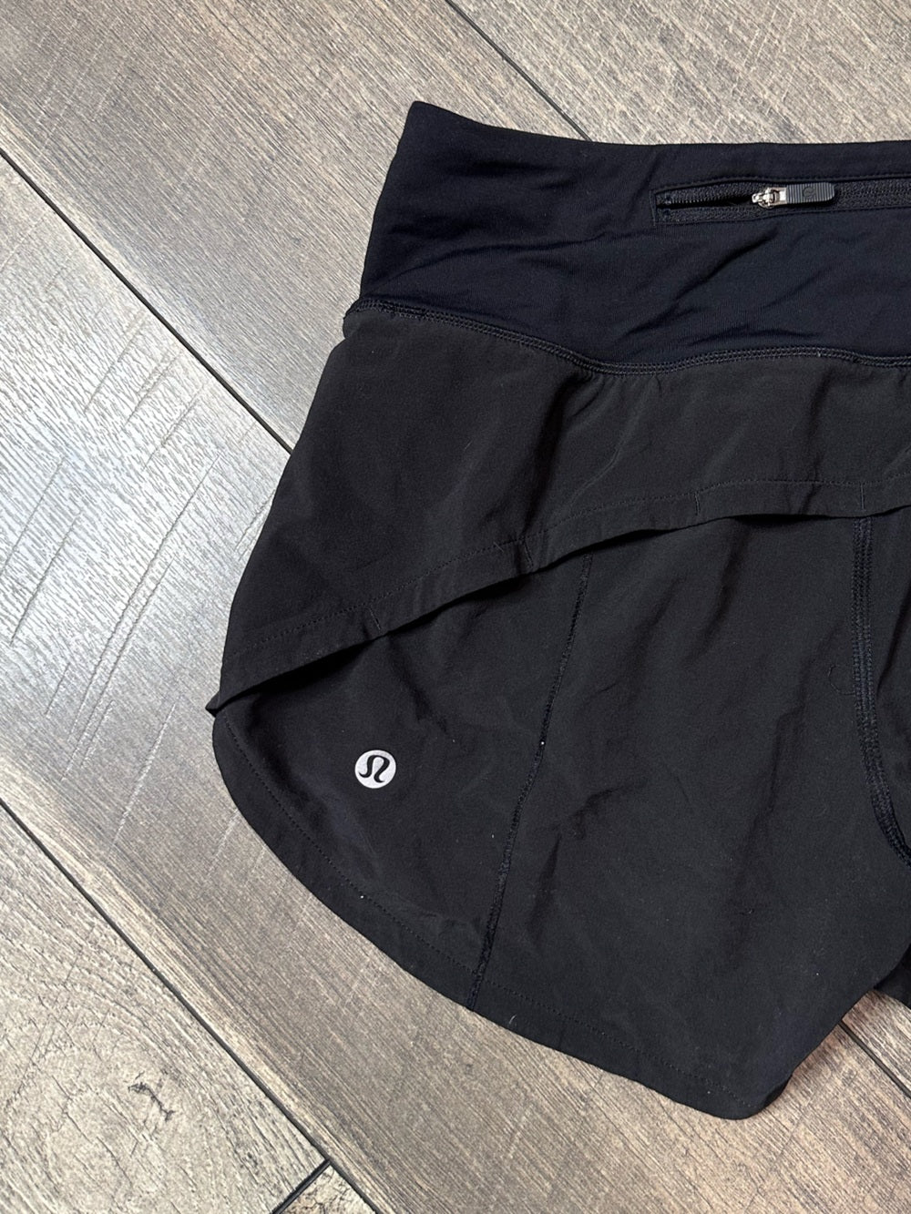 Lululemon Speed Up Mid-Rise Short 4"
Black