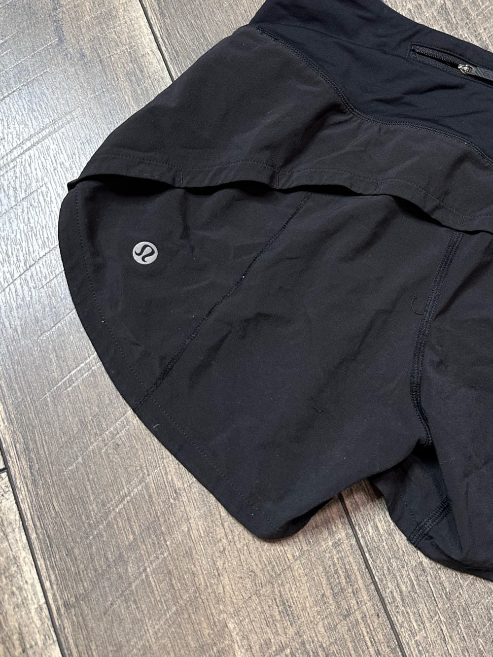 Lululemon Speed Up Mid-Rise Short 4"
Black