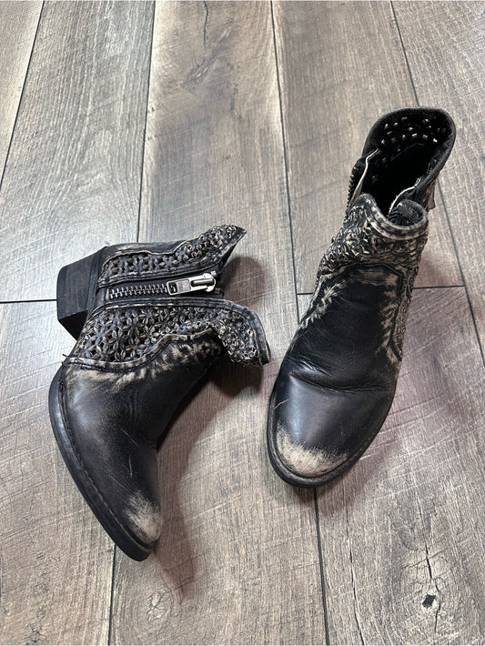 Circle G by Corral Distressed Leather Ankle Booties