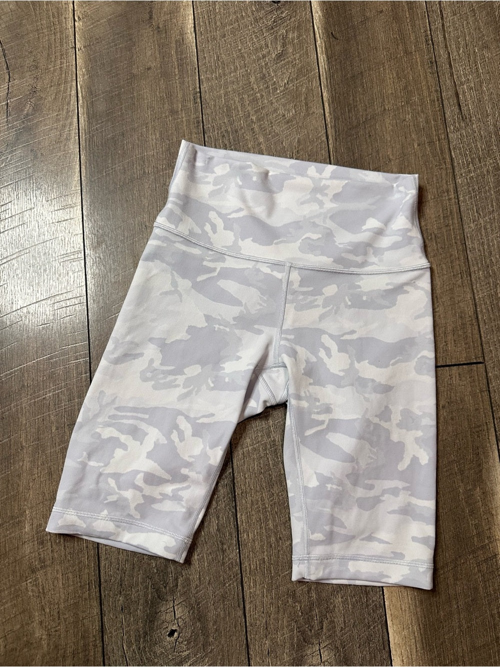 Lululemon Wunder Under Short 10" 
Incognito Camo Jacquard Alpine White Starlight