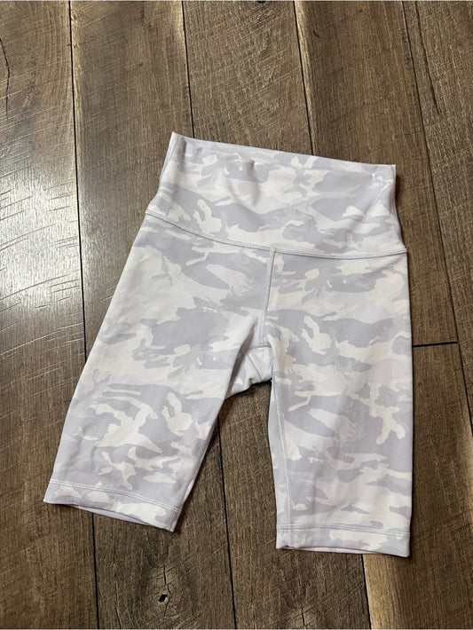 Lululemon Wunder Under Short 10" 
Incognito Camo Jacquard Alpine White Starlight