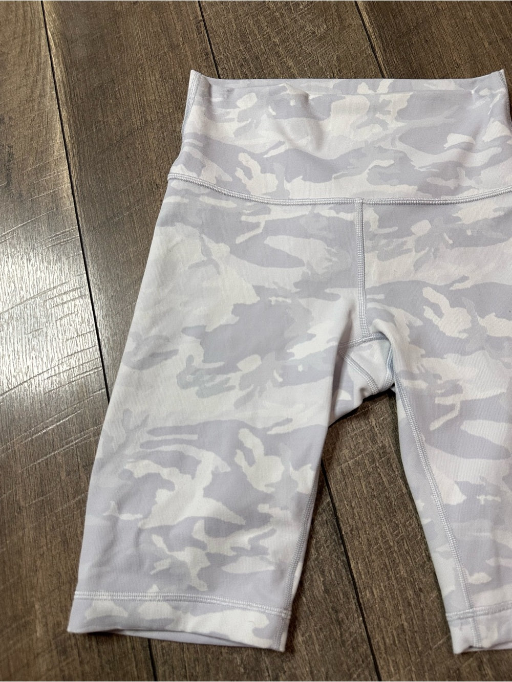 Lululemon Wunder Under Short 10" 
Incognito Camo Jacquard Alpine White Starlight