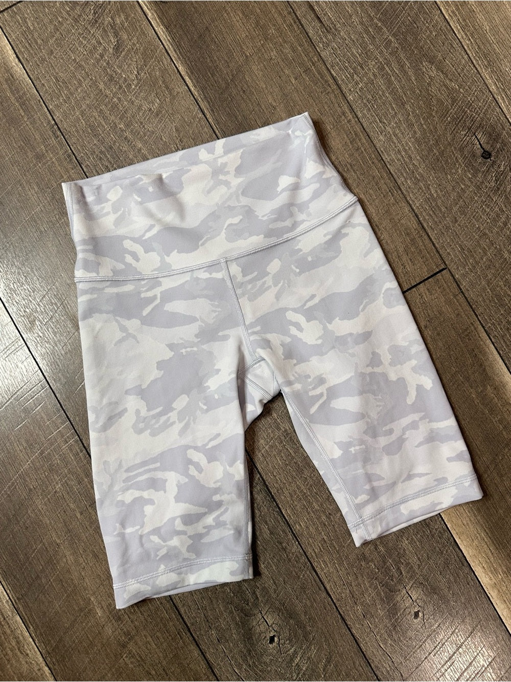 Lululemon Wunder Under Short 10" 
Incognito Camo Jacquard Alpine White Starlight