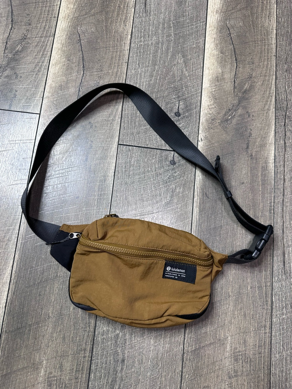 Lululemon Clean Lines Belt Bag 2L 
Camel Brown