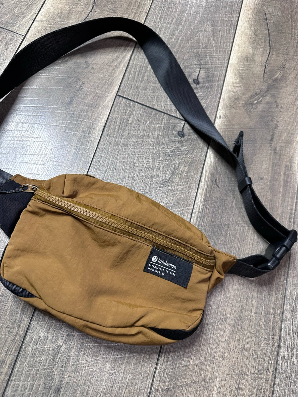 Lululemon Clean Lines Belt Bag 2L 
Camel Brown