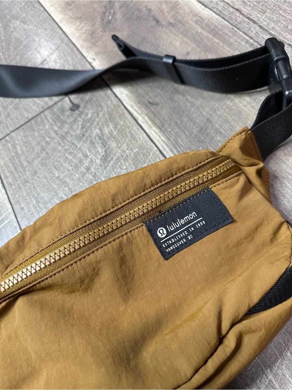 Lululemon Clean Lines Belt Bag 2L 
Camel Brown