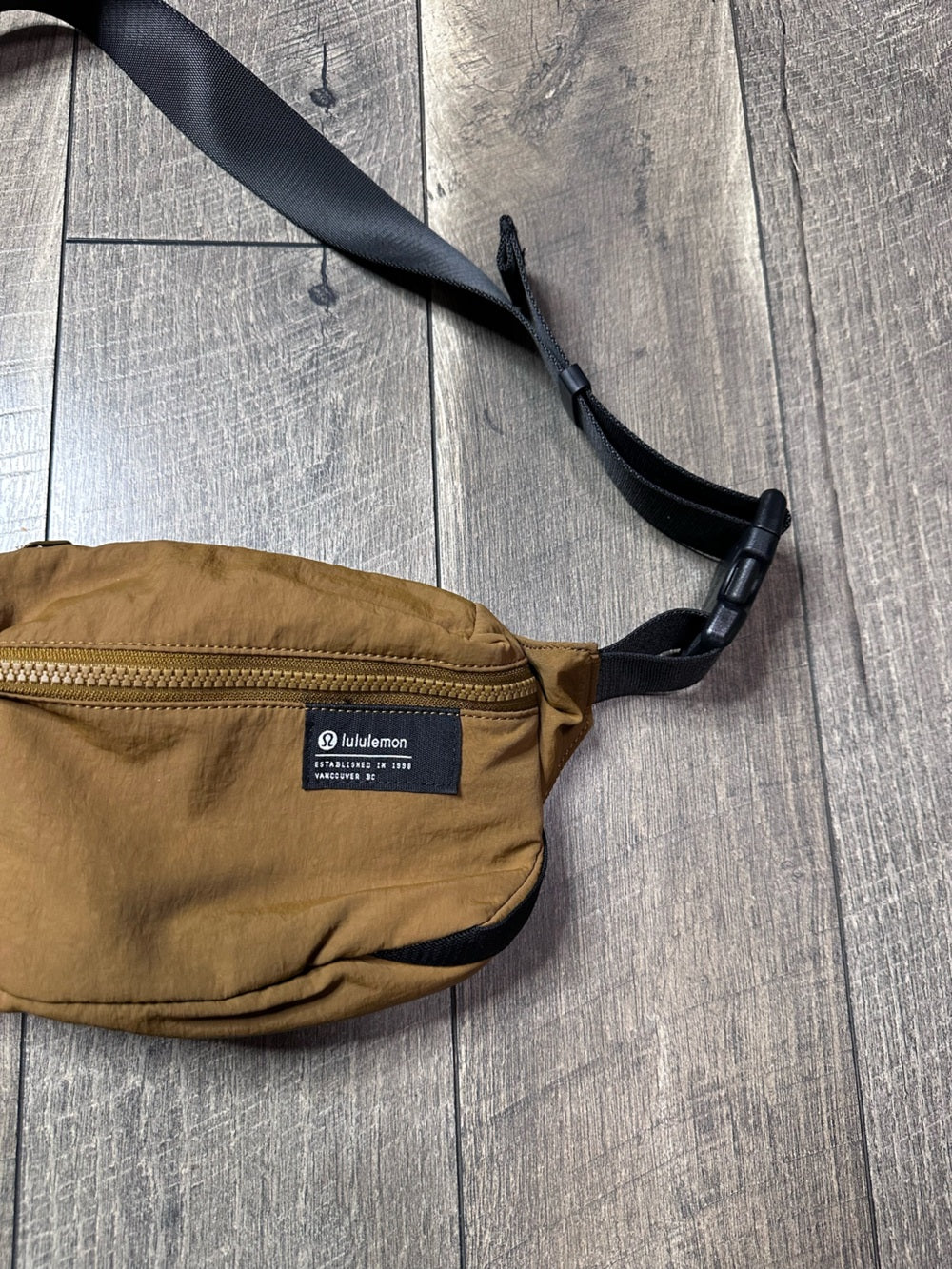 Lululemon Clean Lines Belt Bag 2L 
Camel Brown
