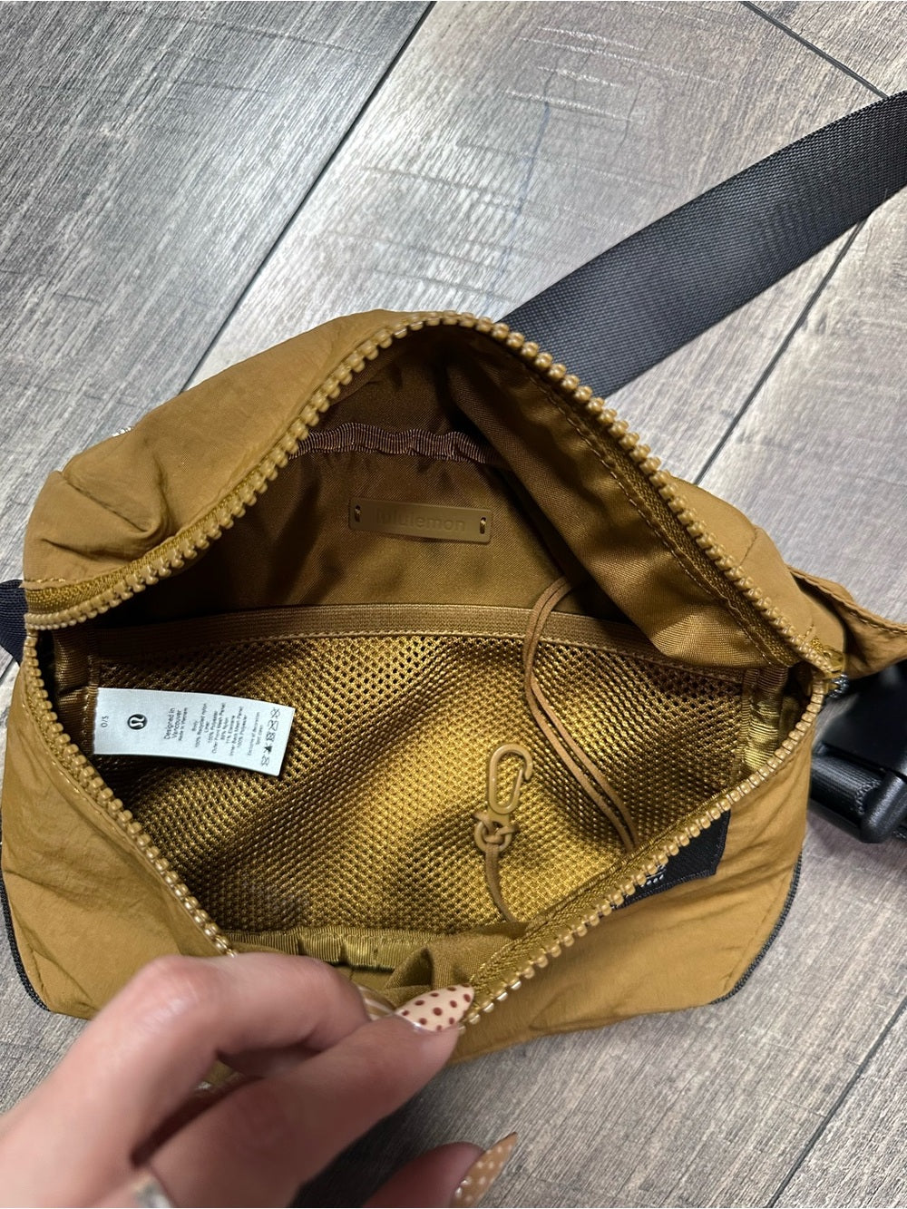 Lululemon Clean Lines Belt Bag 2L 
Camel Brown