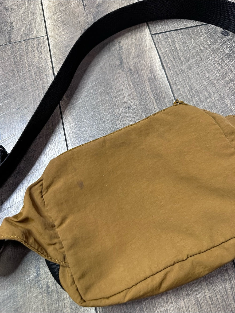 Lululemon Clean Lines Belt Bag 2L 
Camel Brown