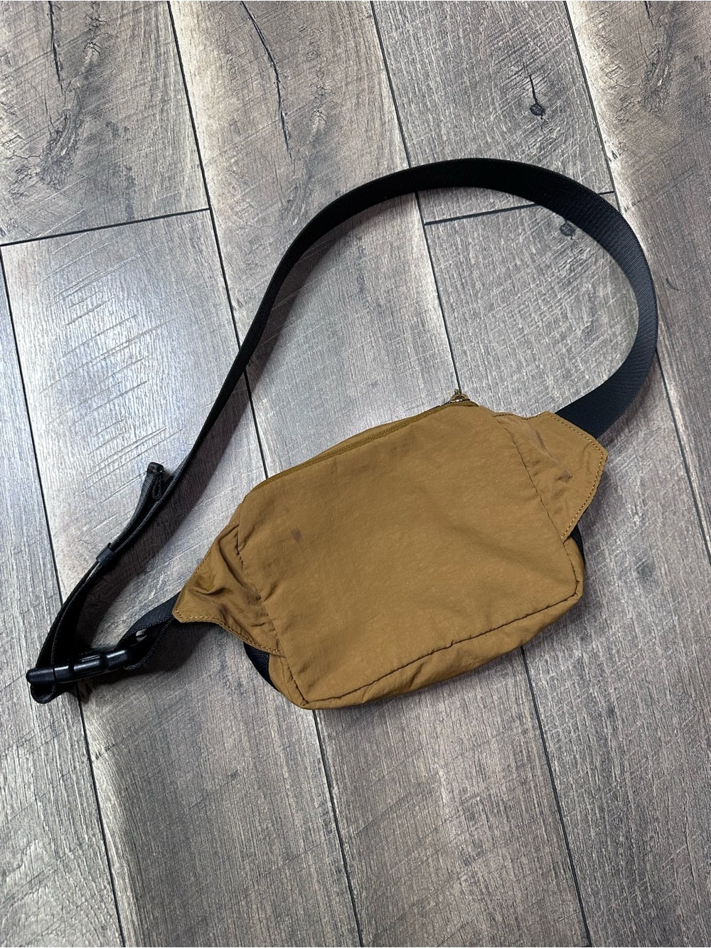 Lululemon Clean Lines Belt Bag 2L 
Camel Brown