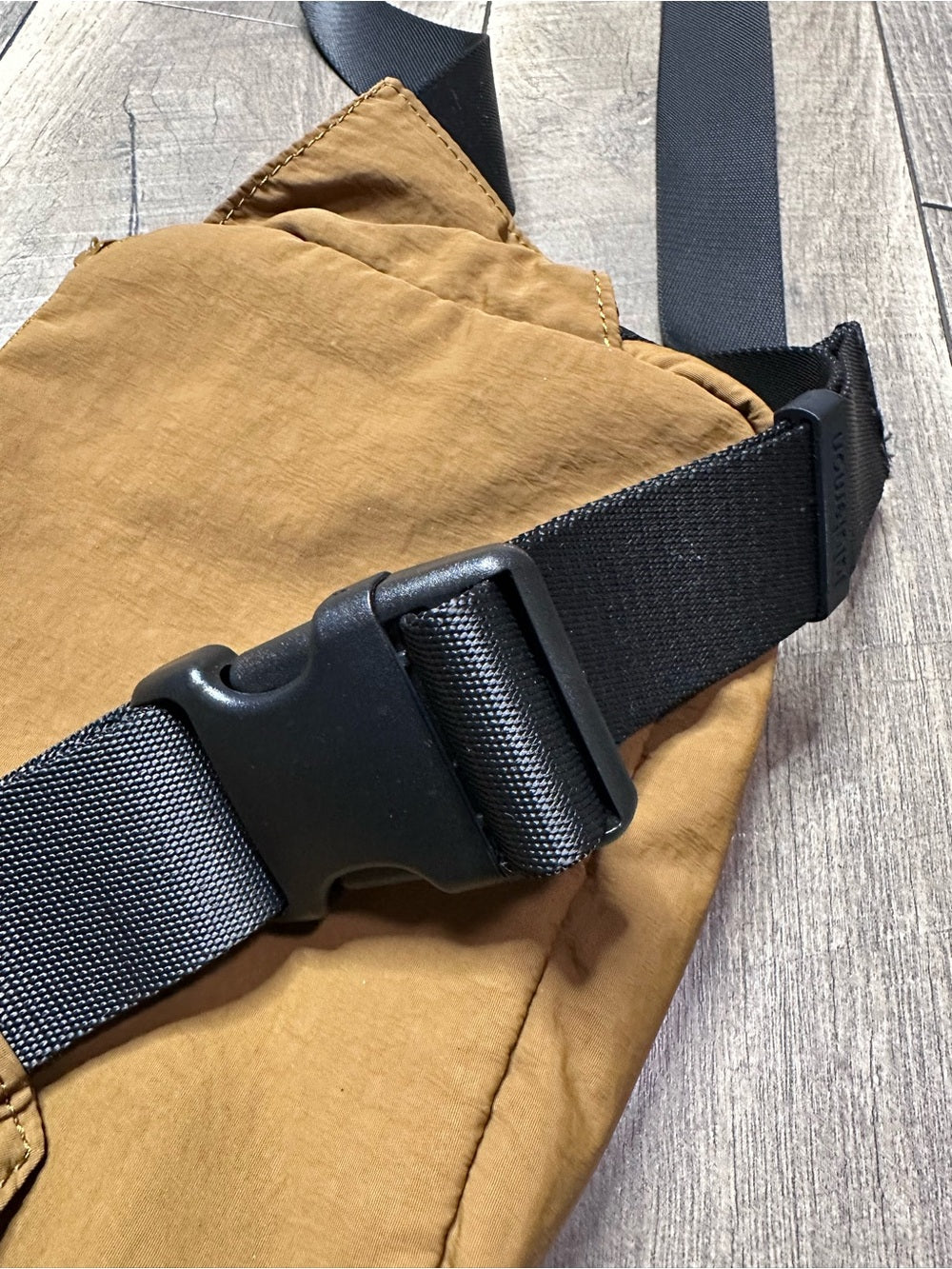 Lululemon Clean Lines Belt Bag 2L 
Camel Brown