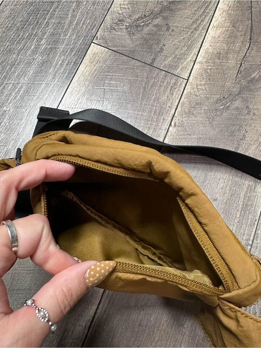 Lululemon Clean Lines Belt Bag 2L 
Camel Brown